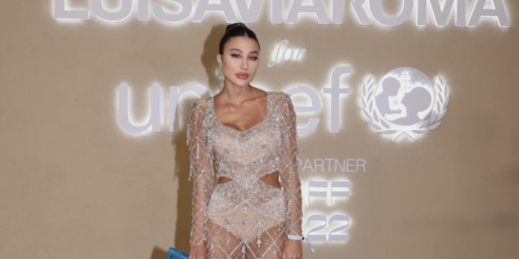 St Barths: Modelo brasileira marca presença em gala da Unicef com look PatBo desfilado na NWFW