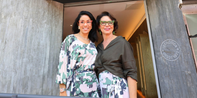 Janaina Ortiga e Márcia Santos recebem convidados na Tecnótica para lançamento exclusivo