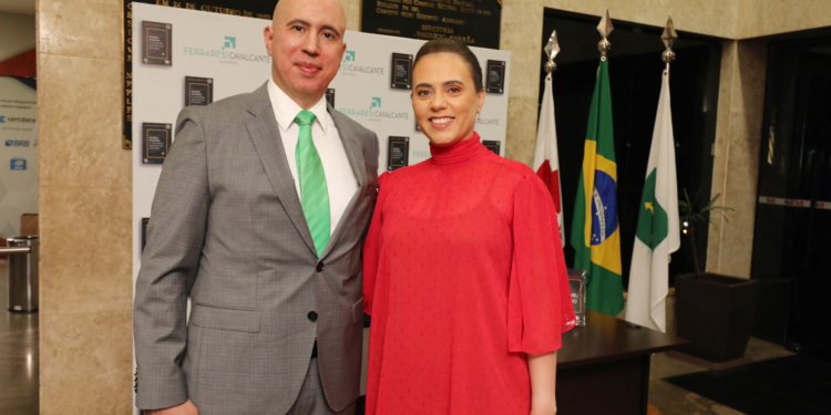 Rafael Ferraresi lança livro na OAB-DF em coquetel para convidados