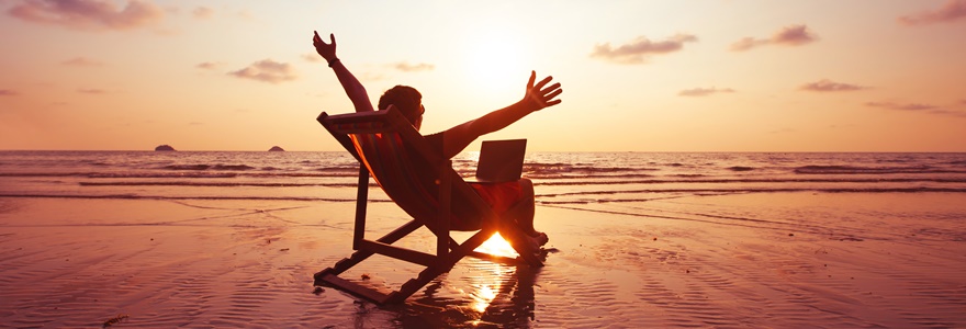 Homem celebra a vida na beira da praia