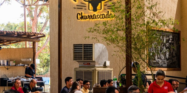 Fazenda Churrascada recebe 2023 com jantar, música ao vivo e queima de fogos