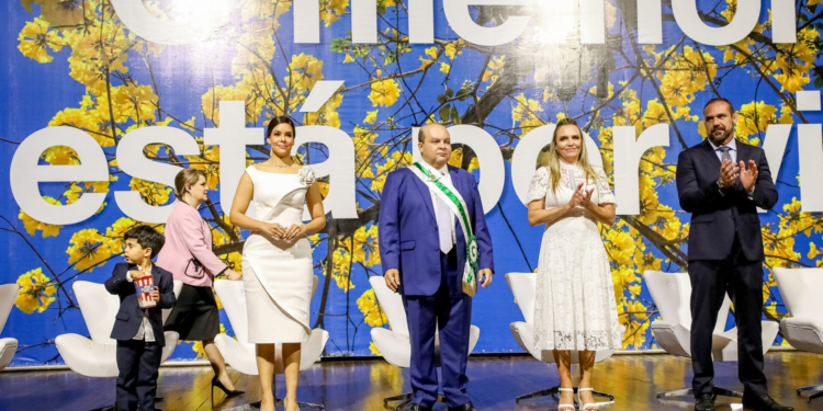 Secretários tomam posse no centro de convenções