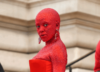 Alta-Costura: Doja Cat chega no desfile da Schiaparelli recheada de 30 mil cristais