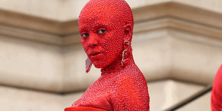 Alta-Costura: Doja Cat chega no desfile da Schiaparelli recheada de 30 mil cristais