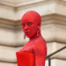 Alta-Costura: Doja Cat chega no desfile da Schiaparelli recheada de 30 mil cristais