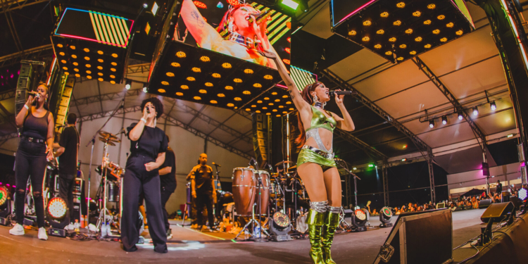 Na Praia: “Ensaios da Anitta” reúne 15 mil fãs em Brasília