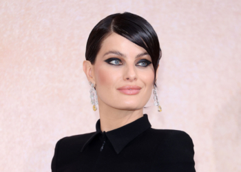 20 anos de carreira: Isabeli Fontana diz que “não fica estagnada” para Vogue