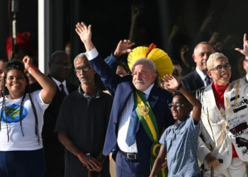 Representatividade: Lula recebe a faixa da posse presidencial de cidadãos brasileiros