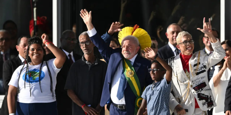 Representatividade: Lula recebe a faixa da posse presidencial de cidadãos brasileiros