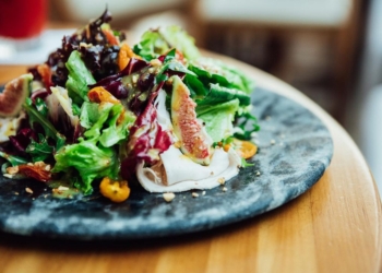 Verão leve: 5 saladas refrescantes para degustar no calor de Brasília 