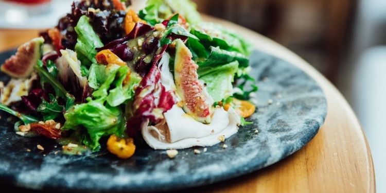 Verão leve: 5 saladas refrescantes para degustar no calor de Brasília 