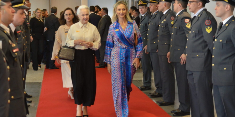 Grande dama do DF: Weslian Roriz marca presença na cerimônia da posse do neto como deputado distrital