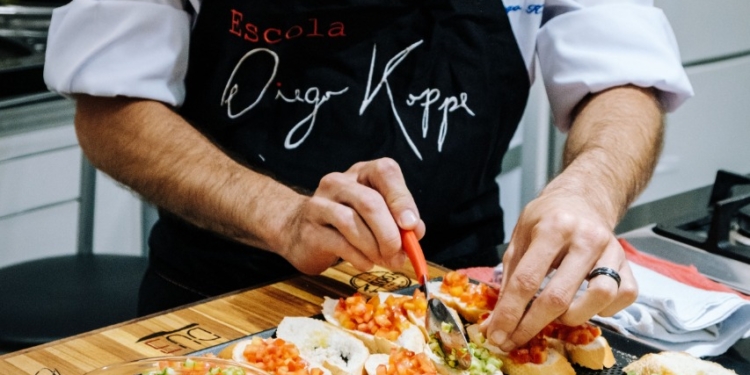 Da entrada à sobremesa: escola de gastronomia em Brasília ensina a preparar um jantar completo em 3 horas