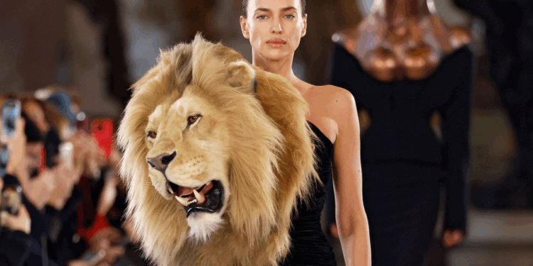 Paris: Schiaparelli abre semana de alta-costura primavera/verão com looks polêmicos