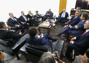 Presidentes dos Três Poderes chamam atos de “terroristas, vandalismo, criminosos e golpistas”