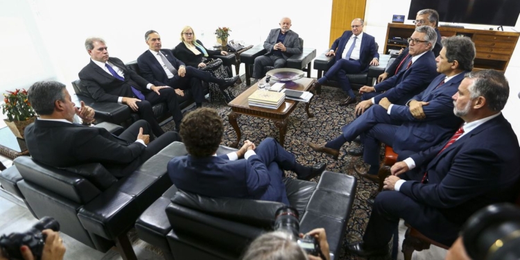 Presidentes dos Três Poderes chamam atos de “terroristas, vandalismo, criminosos e golpistas”