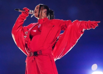 Super Bowl: Rihanna canta no intervalo mais disputado do mundo após hiato de 7 anos e anuncia gravidez