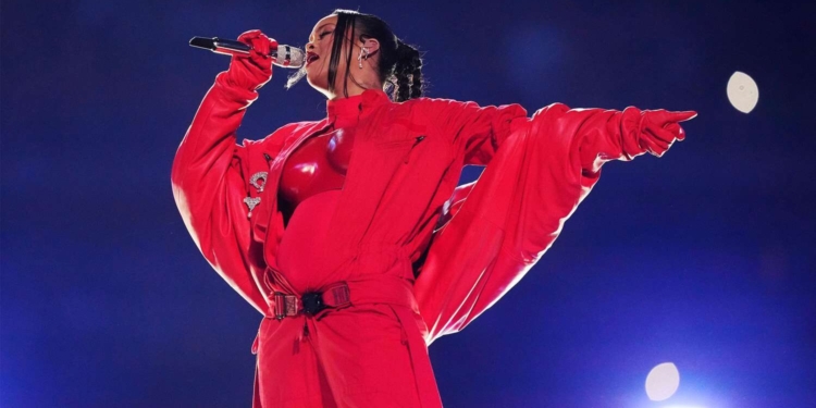 Super Bowl: Rihanna canta no intervalo mais disputado do mundo após hiato de 7 anos e anuncia gravidez