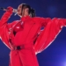 Super Bowl: Rihanna canta no intervalo mais disputado do mundo após hiato de 7 anos e anuncia gravidez