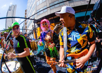Bloco Unidos do Bar Brahma agitou o centro de São Paulo no último domingo com Sabrina Sato
