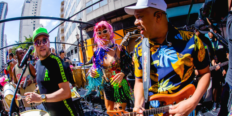 Bloco Unidos do Bar Brahma agitou o centro de São Paulo no último domingo com Sabrina Sato