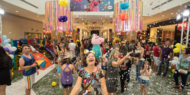 Ressaquinha de Carnaval agita Taguatinga Shopping com blocos Suvaquinho da Asa e Orquestra Marafreboi