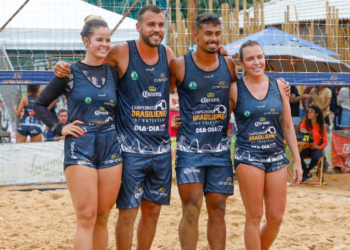 Governadora Celina Leão mostra que sabe jogar futevôlei na abertura do Campeonato Brasiliense