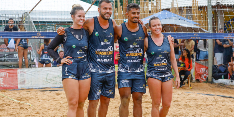 Governadora Celina Leão mostra que sabe jogar futevôlei na abertura do Campeonato Brasiliense