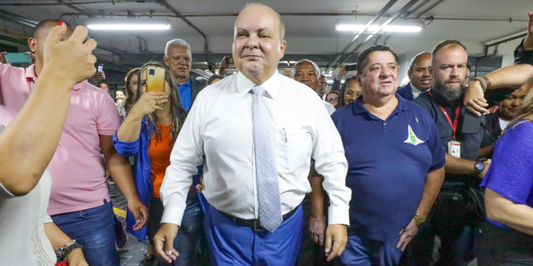 Governador Ibaneis Rocha retorna ao Palácio do Buriti depois do afastamento de 66 dias