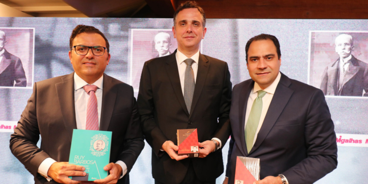 Personalidades jurídicas e políticas marcam presenças para noite de autógrafos de obras literárias em homenagem a Rui Barbosa