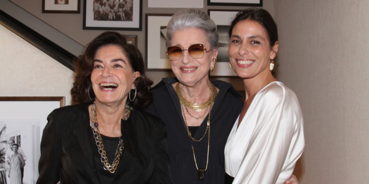 Costanza Pascolato celebra sua capa em jantar na casa do arquiteto Dado Castello Branco