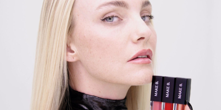 Top Carol Trentini estrela campanha dos novos batons líquidos de Make B., do Boticário