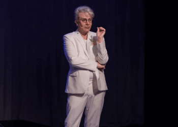 Eduardo Martini vive Clodovil Hernandes no teatro em São Paulo