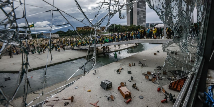 Ressignificação: vandalismo ocorrido dia 08 de janeiro se transforma em exposição no Congresso Nacional