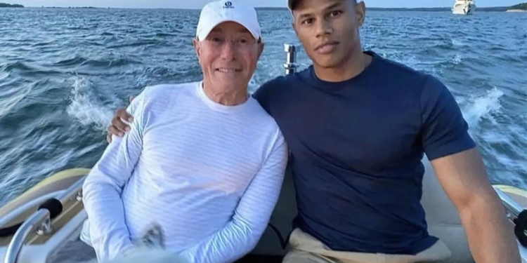 Bilionário americano casa com ex-ator pornô 50 anos mais jovem