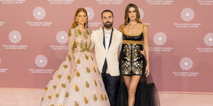 Marina Ruy Barbosa brilha em um dos eventos mais importantes de arte e cultura da Ásia