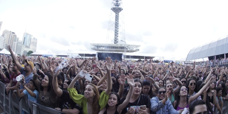 Brasilienses lotam Praça da Torre de TV na festa dos 63 anos da cidade