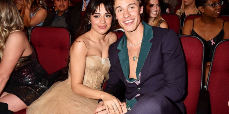 Voltaram? Camila Cabello e Shawn Mendes são flagrados aos beijos no Coachella