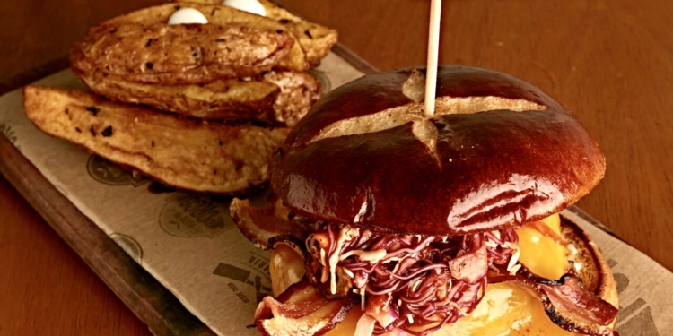 Mês do hambúrguer: restaurantes do Mané Mercado participam do festival Burger Gourmet