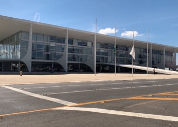 Presidente Lula manda retirar grades do Palácio do Planalto que estavam desde 2013