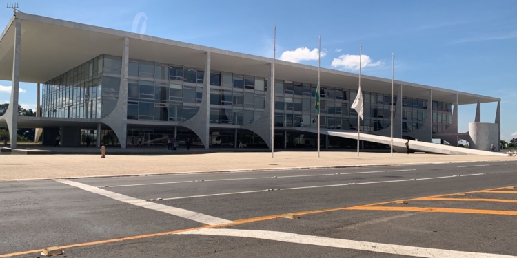 Presidente Lula manda retirar grades do Palácio do Planalto que estavam desde 2013