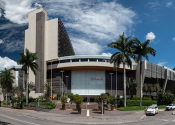 Ivan Lins: Pátio Brasil Shopping traz atração musical especial e brinde colecionável para celebrar o Dia das Mães