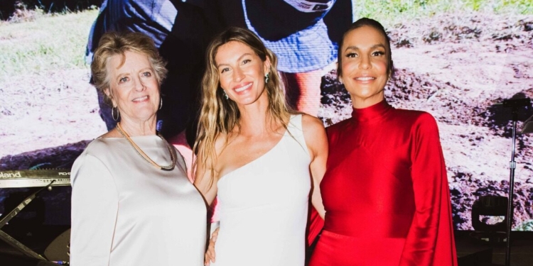 Gisele Bündchen usa joias Vivara no 1º Gala do Fundo Luz Alliance em Miami