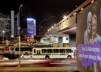 Projeções em prédios públicos do Distrito Federal pedem proteção aos idosos