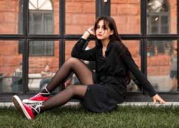 Você gosta de vestido com tênis? 9 ideias para usar a combinação