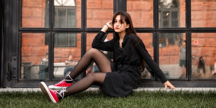 Você gosta de vestido com tênis? 9 ideias para usar a combinação