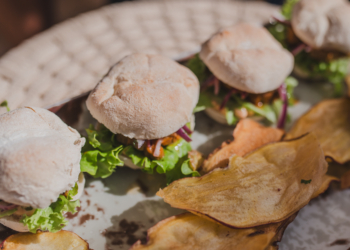 Espadilha Beach Club agita Na Praia com drinks, música e cozinha peruana do Taypá