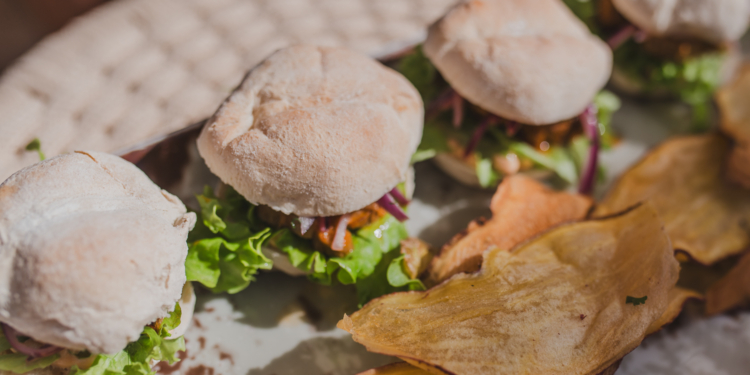 Espadilha Beach Club agita Na Praia com drinks, música e cozinha peruana do Taypá