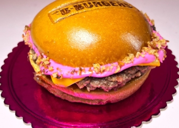 A onda ‘Barbiecore’ chegou em Brasília em forma de hambúrguer gourmet com molho rosa