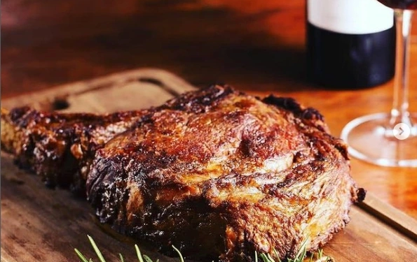 Chapada dos Veadeiros: restaurante Rústico Premium Grill, na Vila de São Jorge, oferece gastronomia típica